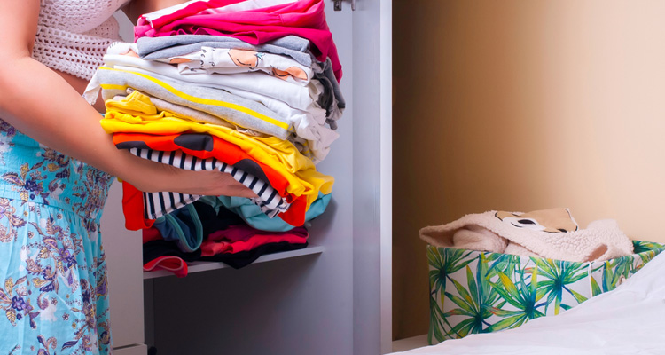 Nine Simple Tips to declutter your bedroom