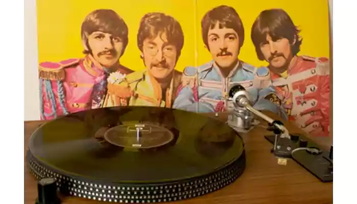 TOP 5 BEATLES SONGS TO INTRODUCE TO YOUR FRIENDS TO TURN THEM INTO A BEATLES FAN!
