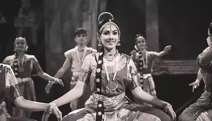 Bollywood Dance Fever: Unleashing the Magic of Indian Rhythms!